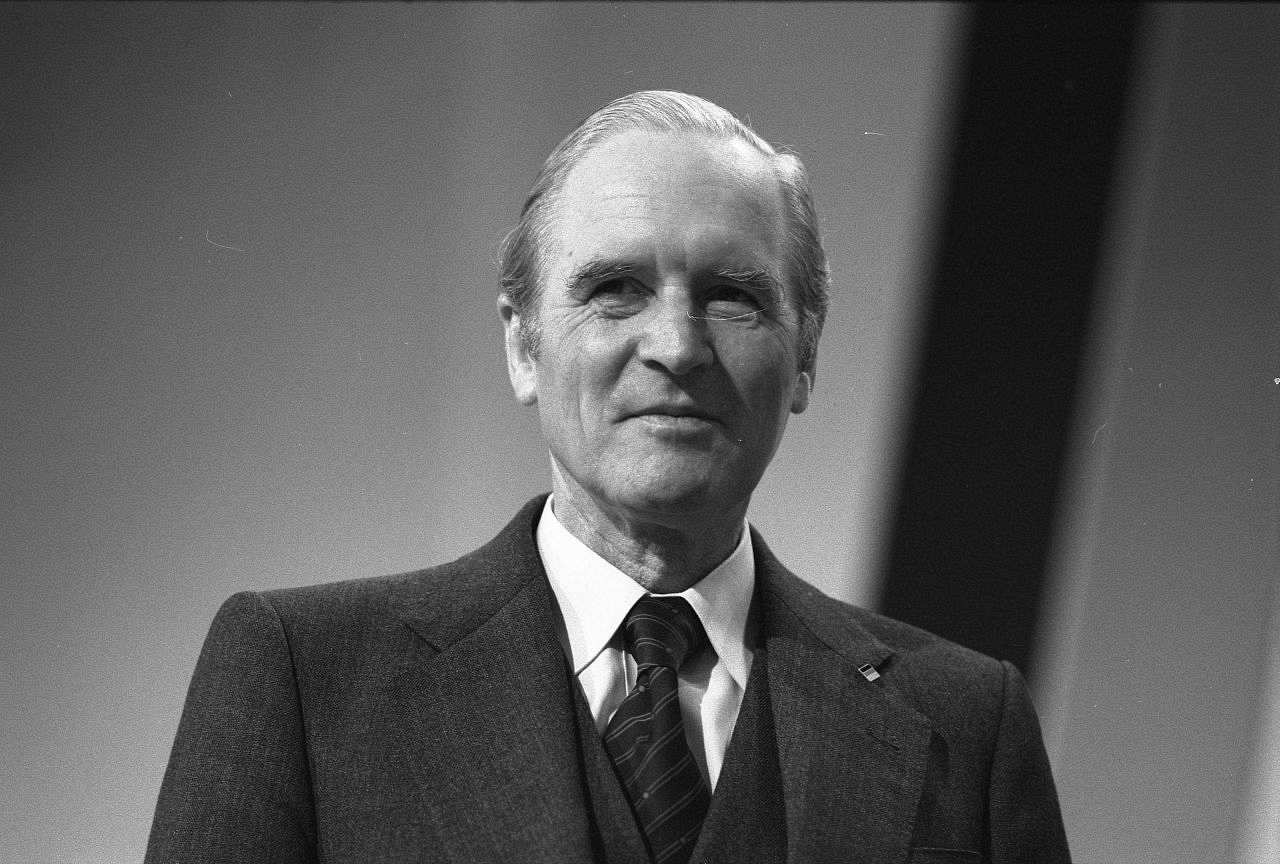 Porträtfoto von Bundestagspräsident Karl Carstens auf dem 26. Bundesparteitag der CDU in Ludwigshafen 1978.
