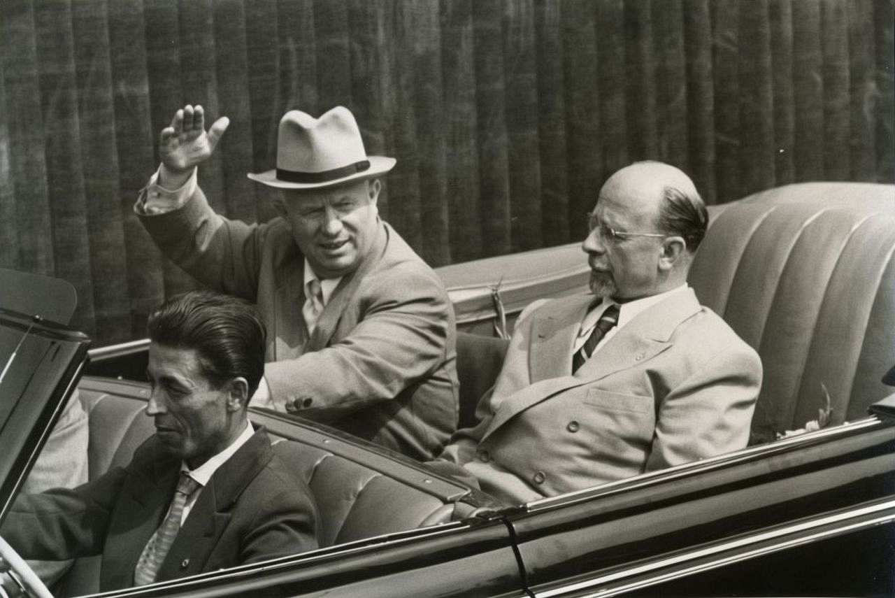 Nikita Chruschtschow, Parteichef der KPdSU und Walter Ulbricht, Erster Sekretär des Zentralkomitees der SED, in Ost-Berlin, 1957.