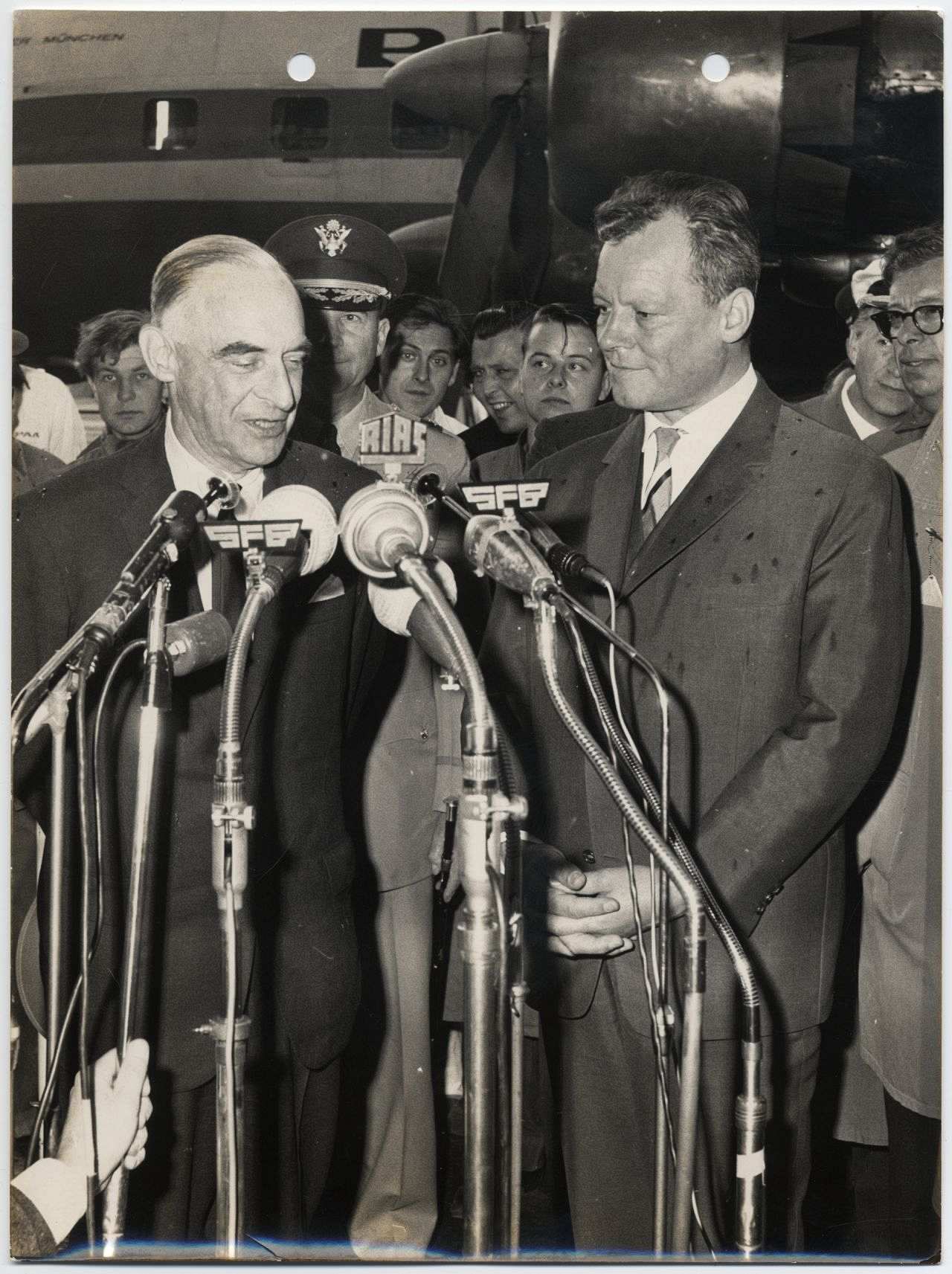 General Lucius D. Clay und der Regierende Bürgermeister von Berlin, Willy Brandt, auf dem Flughafen Tempelhof, 1962.