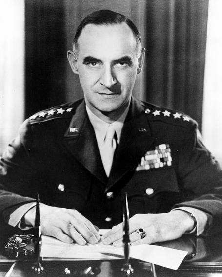 Porträt von US-General Lucius D. Clay in Uniform am Schreibtisch, ca. 1947.