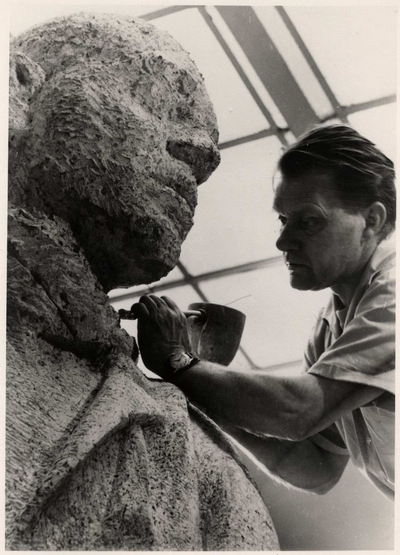 Fritz Cremer bei den letzten Arbeiten am Buchenwald-Denkmal, 1958.