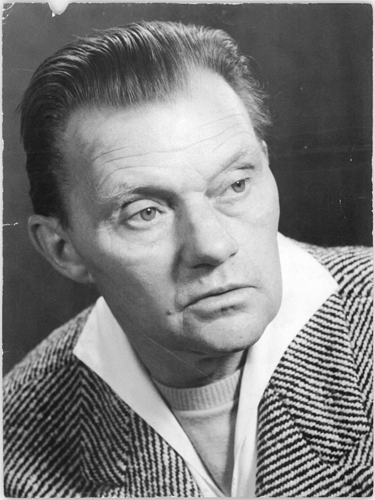 Porträtfoto des DDR-Bildhauers und Grafikers Fritz Cremer, 1958.