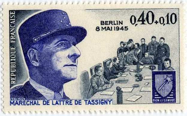Briefmarke mit der Abbildung des französischen Generals Jean de Lattre de Tassigny und den Alliierten am Verhandlungstisch in Berlin, 1945.