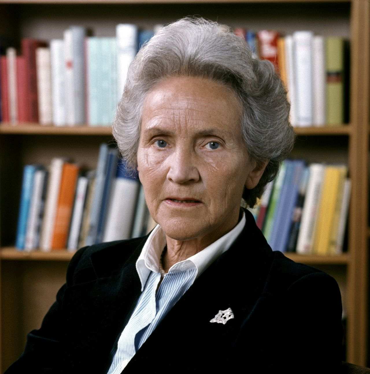 Porträtbild der Journalistin und Widerstandskämpferin Marion Gräfin Dönhoff.