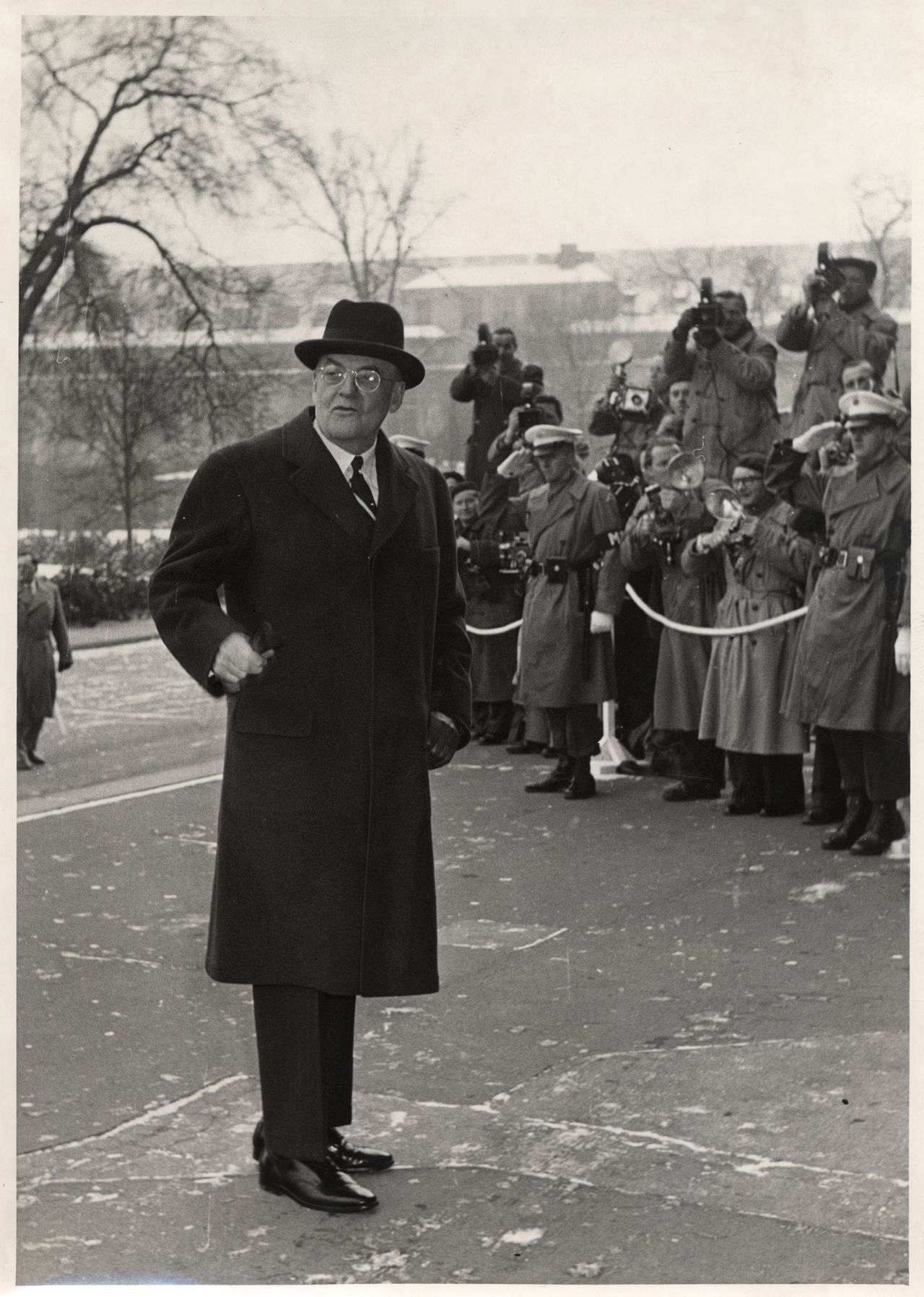 Der amerikanische Außenminister John Foster Dulles vor dem alliierten Kontrollratsgebäude in Berlin, 1954.