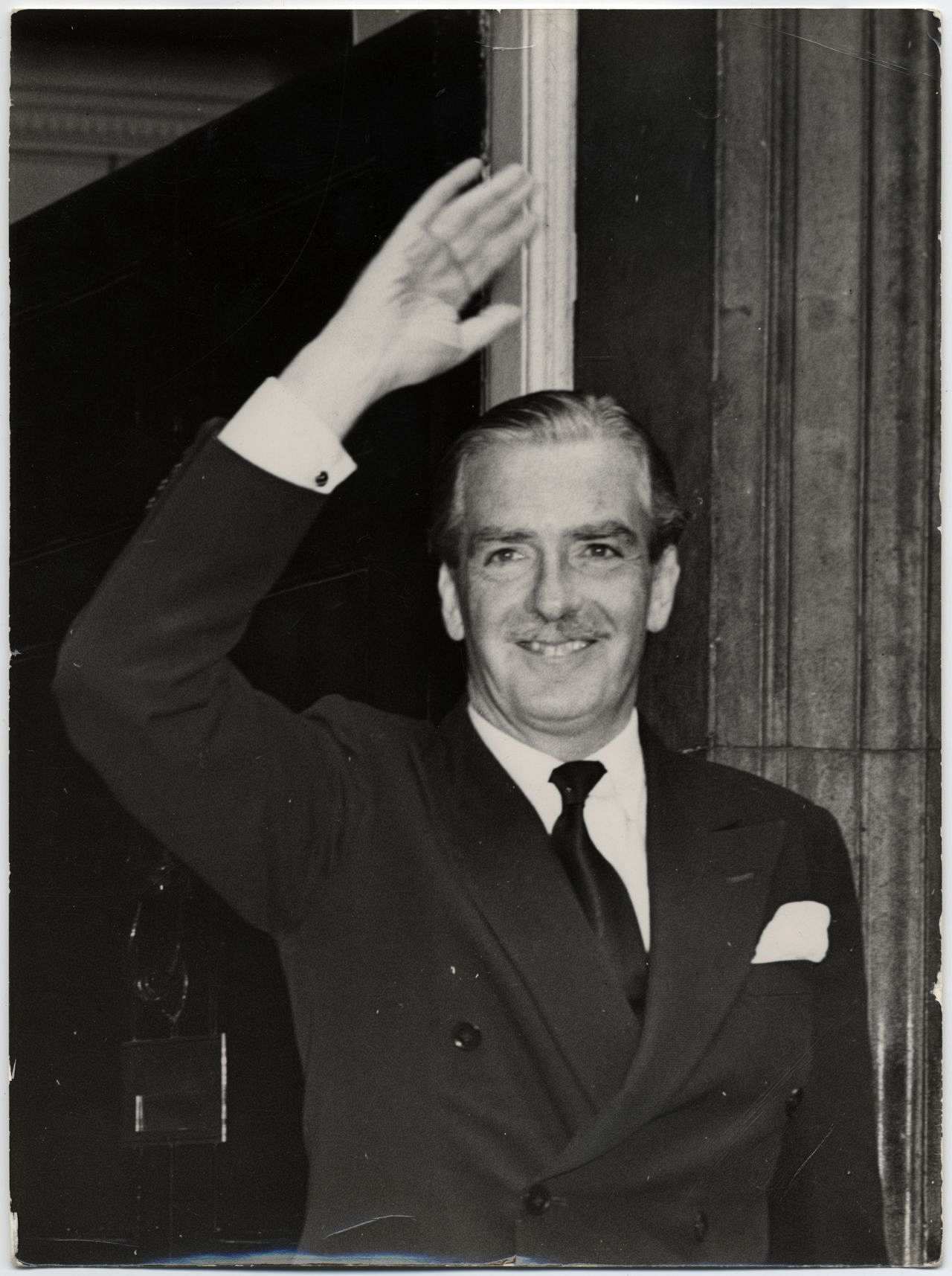 Premierminister Sir Anthony Eden vor der Downing Street Nr. 10, dem Sitz des britischen Premierministers, ca. 1955.