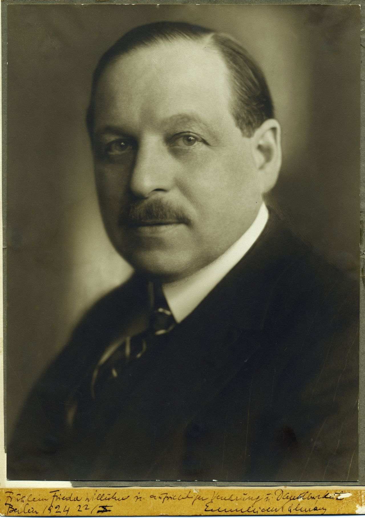 Porträtfoto des ungarischen Komponisten Emmerich Kálmán, 1924.