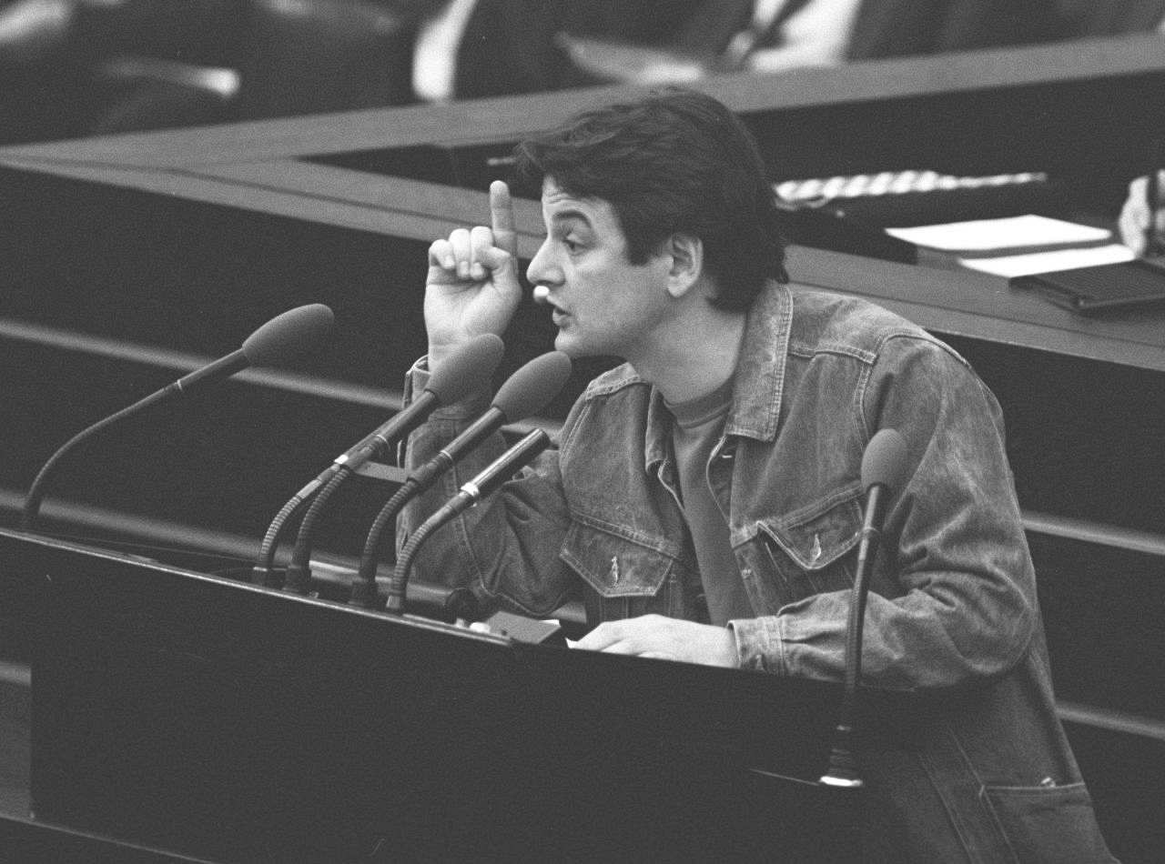 Joschka Fischer am Rednerpult des alten Plenarsaals in Bonn, 1983.