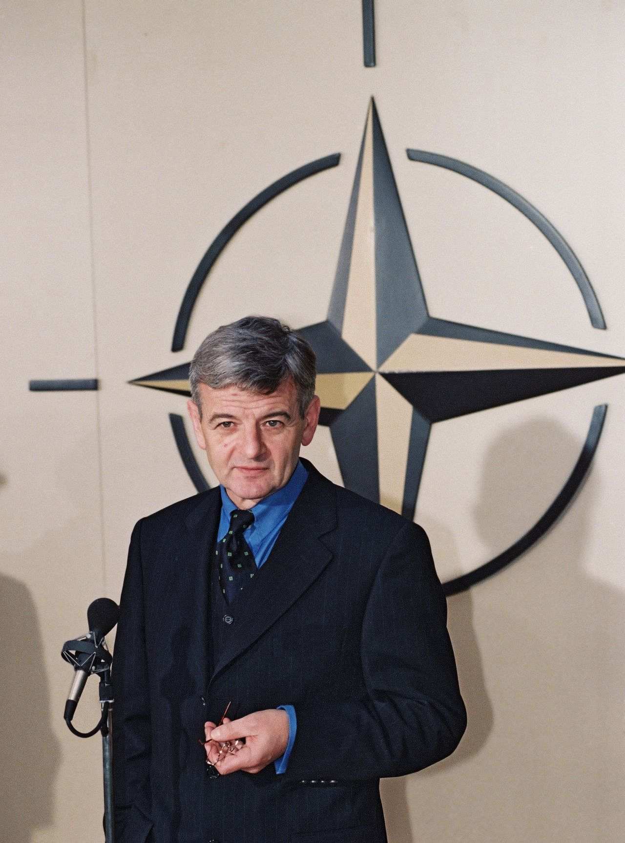 Bundesaußenminister Joschka Fischer im NATO-Hauptquartier, 1998.