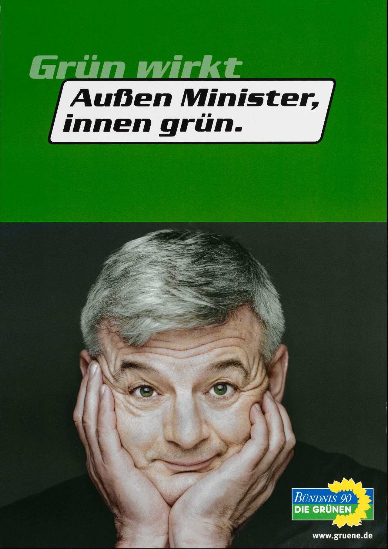 Oberes Drittel grüner Hintergrund, in dessen Mitte in grünen Buchstaben: Grün wirkt, darunter in schwarzen Buchstaben innerhalb eines weißen, schwarzumrandeten Kastens: Außen Minister, / innen grün., darunter farbiges Portrait Fischers, den Kopf auf seine Hände gestützt mit sehr grünen Augen, schwarzer Hintergrund, rechts unten grün-blaues Emblem mit Sonnenblume: Bündnis '90 / Die Grünen, darunter in weißen Buchstaben: www.gruene.de.