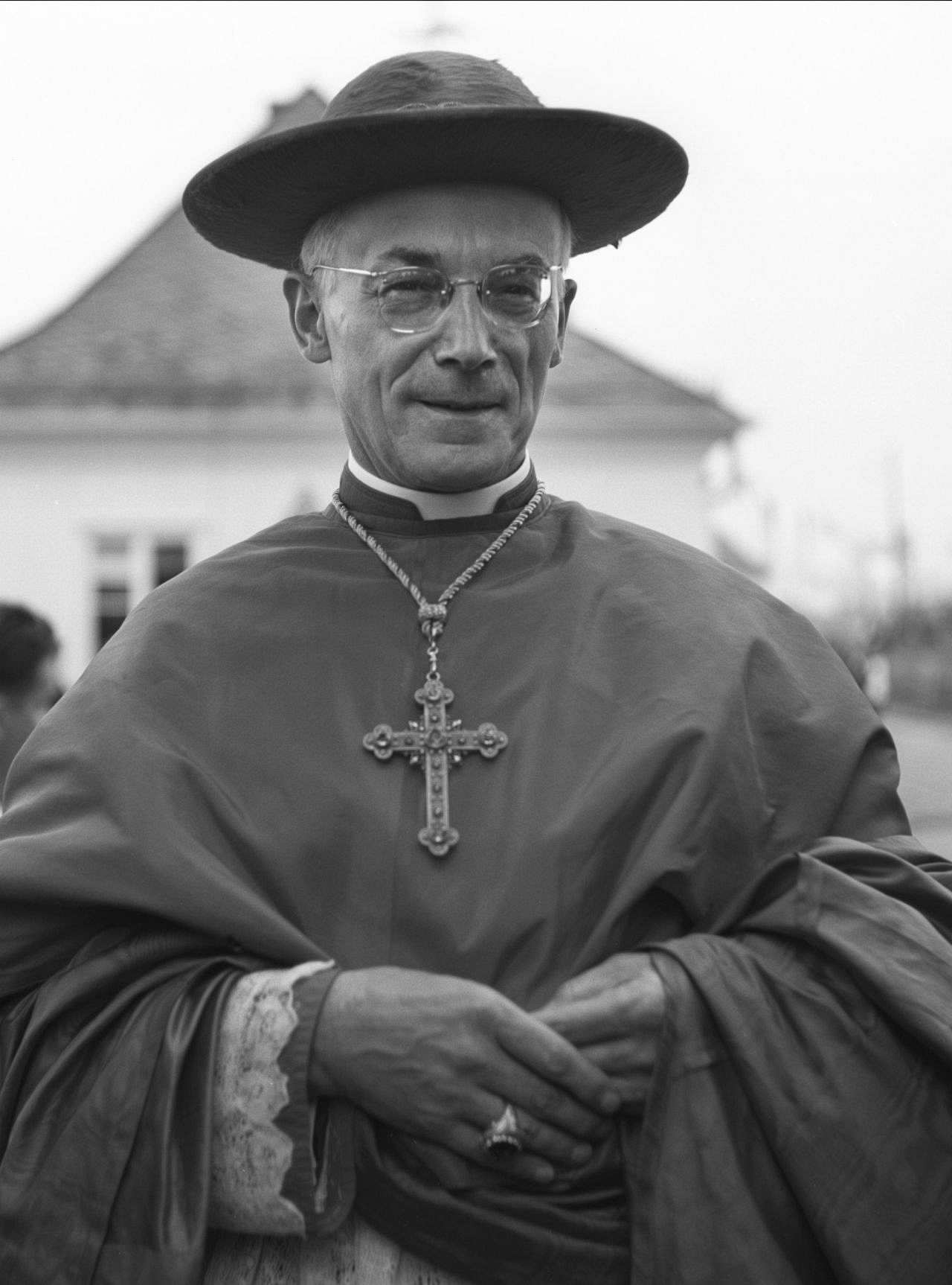 Joseph Kardinal Frings mit Hut und Kardinalsrobe.