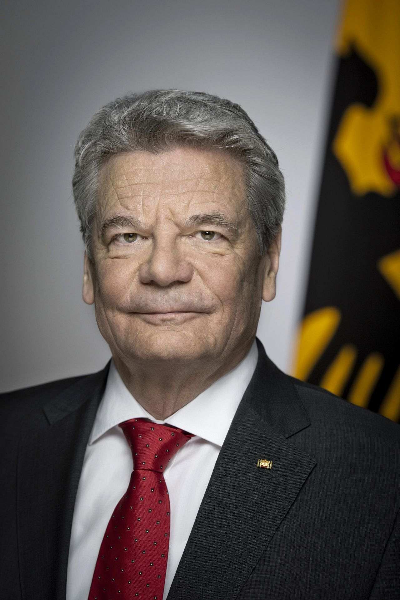 Offizielles Porträt von Bundespräsident <b>Joachim Gauck</b>, 2012. - gauck-joachim_foto_LEMO-F-6-053_bbst