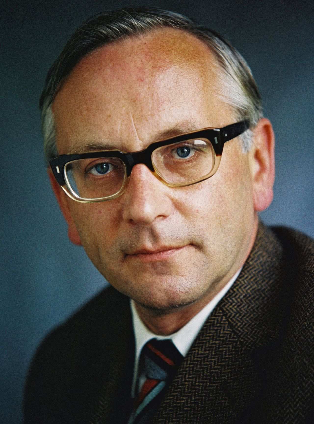 Porträtfoto von Günter Gaus, Ständiger Vertreter der Bundesrepublik in der DDR (1973-1981).