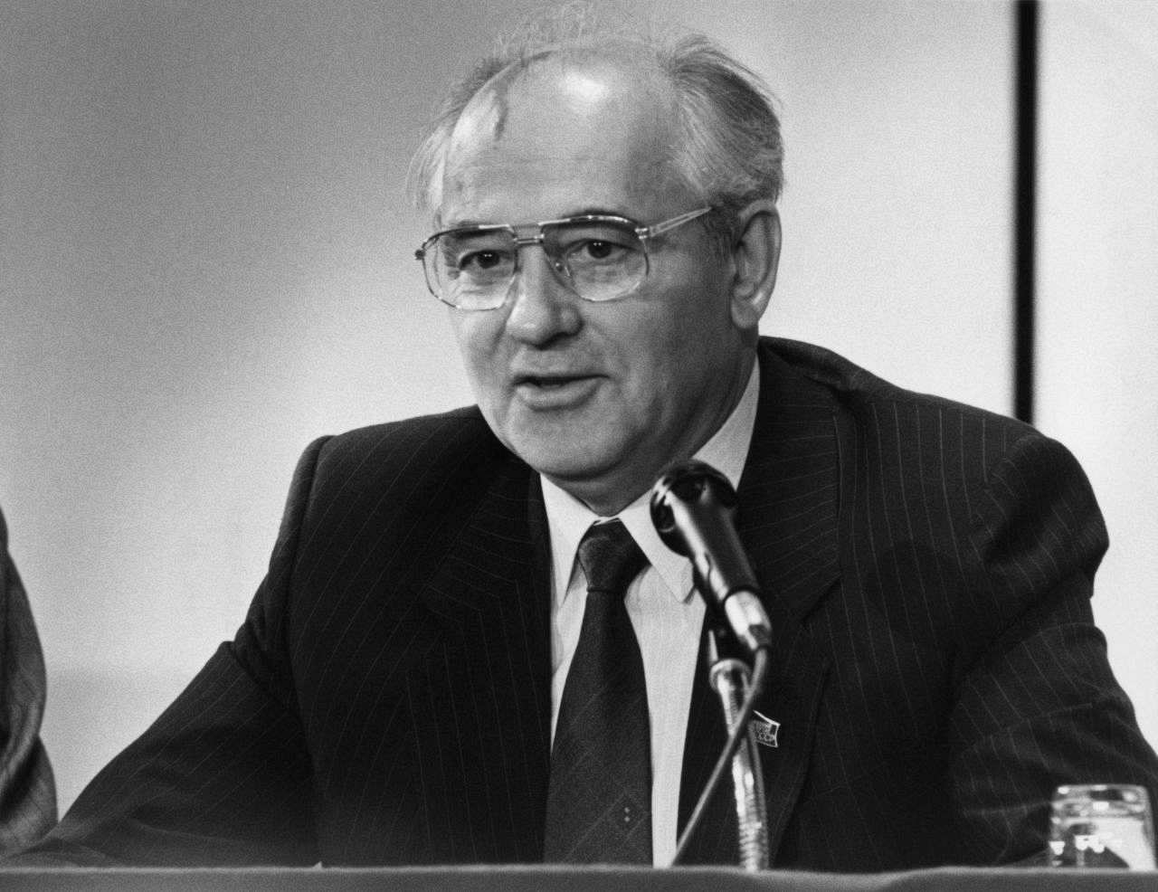 Foto von Michail Gorbatschow, sowjet. Politiker (Generalsekretär des ZK der KPdSU, Vorsitzender des Präsidiums des Obersten Sowjets der UdSSR), während einer Ansprache um 1990