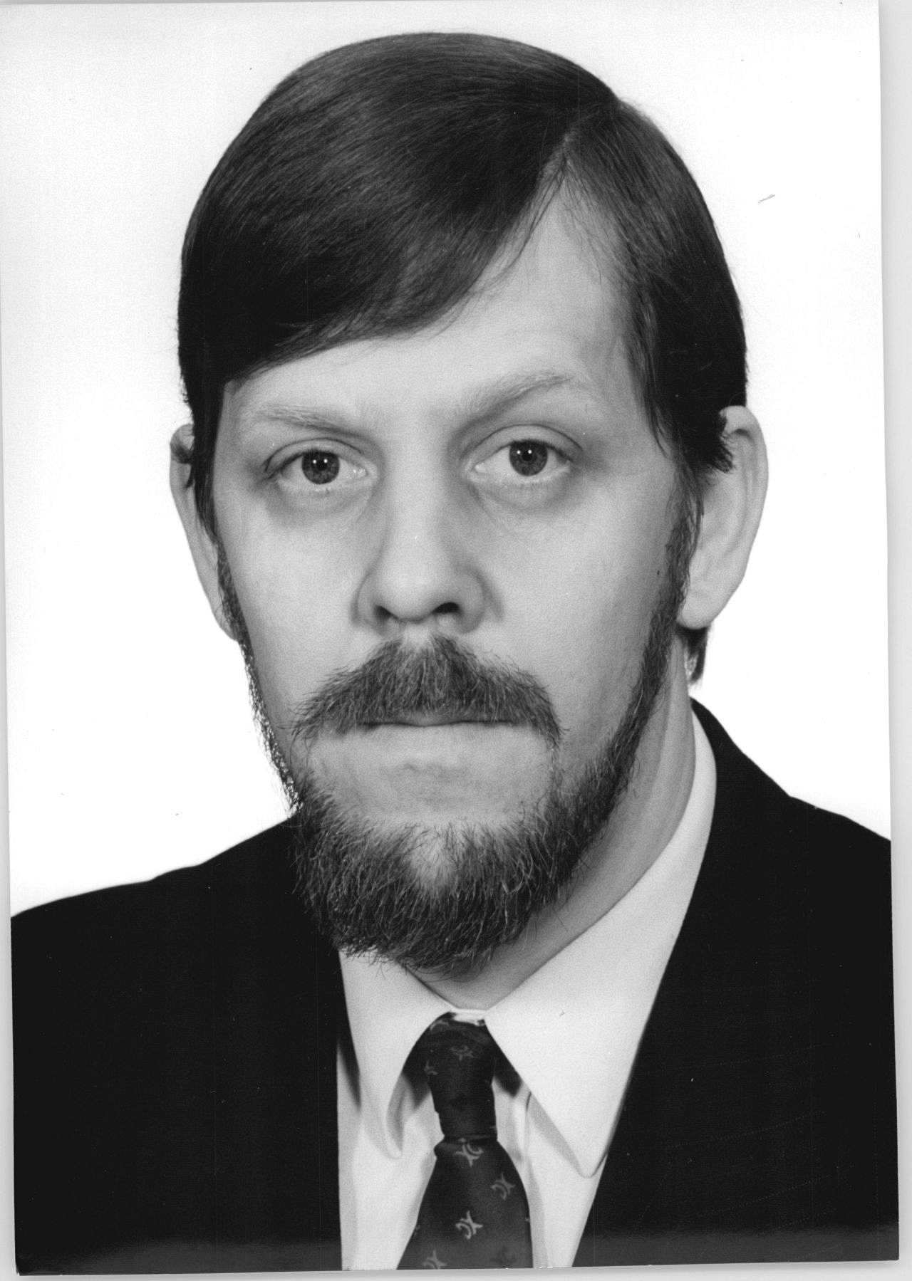 Porträtfoto von <b>Martin Gutzeit</b>, DDR-Oppositioneller und Geistlicher, 1990. - gutzeit-martin_foto_LEMO-F-6-046_barch