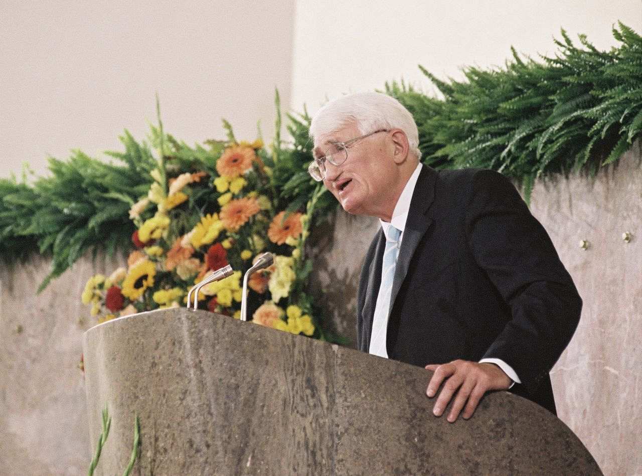 Fotografie von Jürgen Habermas bei seiner Dankesrede für den Friedenspreis des Deutschen Buchhandels in der Frankfurter Paulskirche.