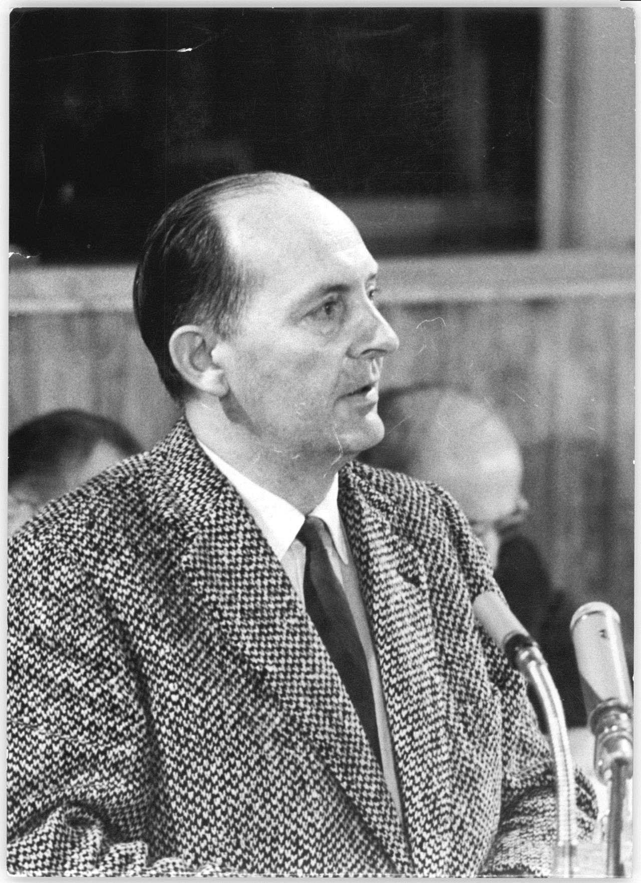 Der DDR-Wissenschaftler und spätere Regimekritiker Robert Havemann hält auf der  15. Sitzung der Volkskammer der DDR eine Rede, 1960.