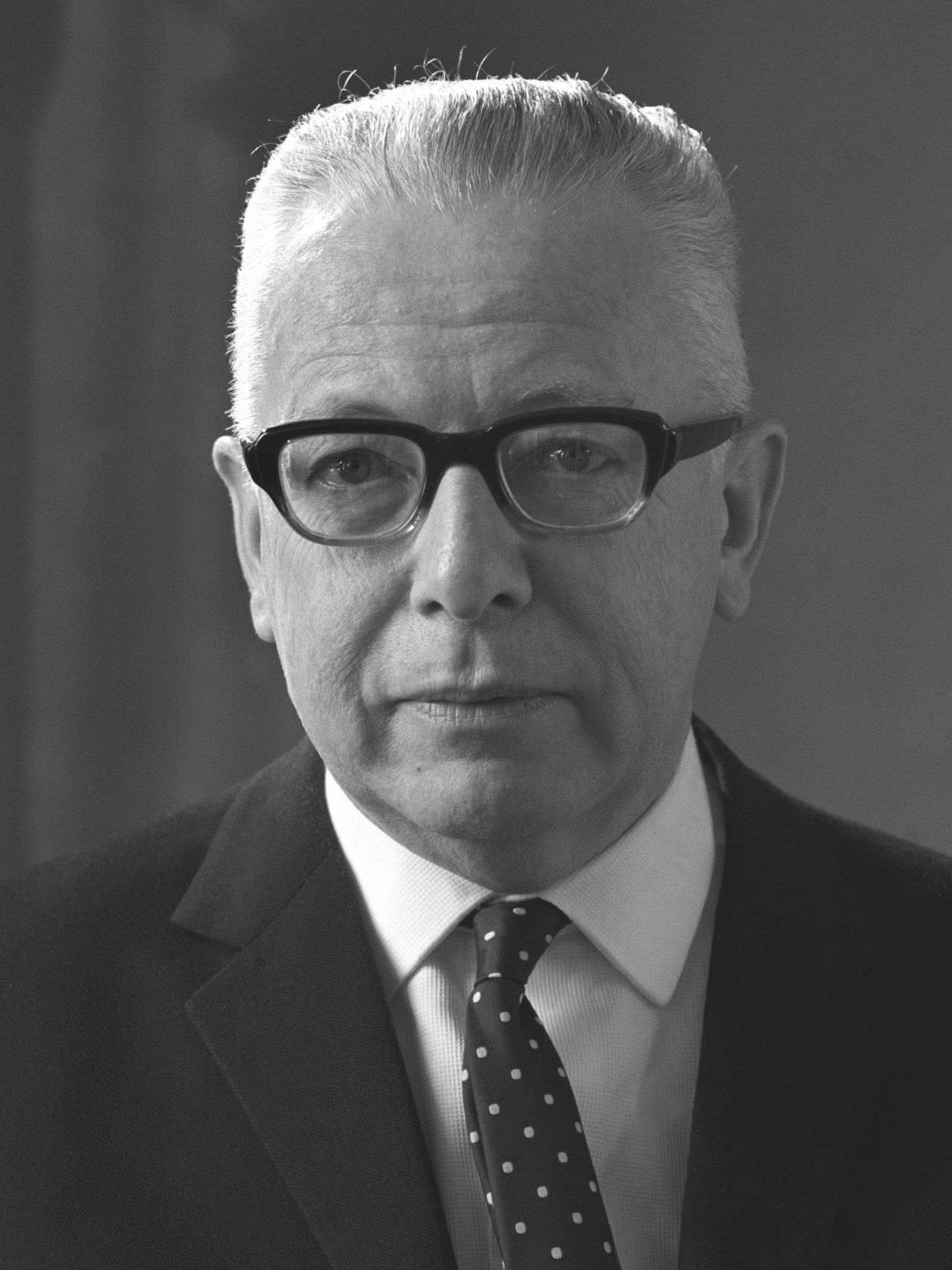Offizielles Porträt von Gustav Heinemann, Bundespräsident der Bundesrepublik Deutschland (1969-1974) und Bundesminister der Justiz (1966-1969).