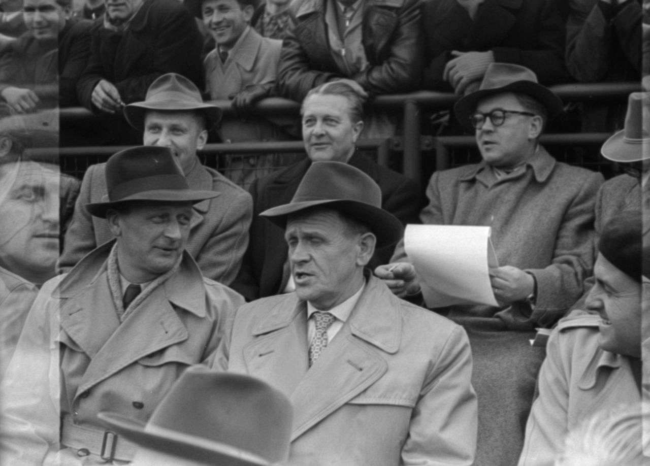 Der Bundestrainer Sepp Herberger (rechts) im Gespräch mit dem Staatstrainer der DDR, Oswald Pfau, 1956.