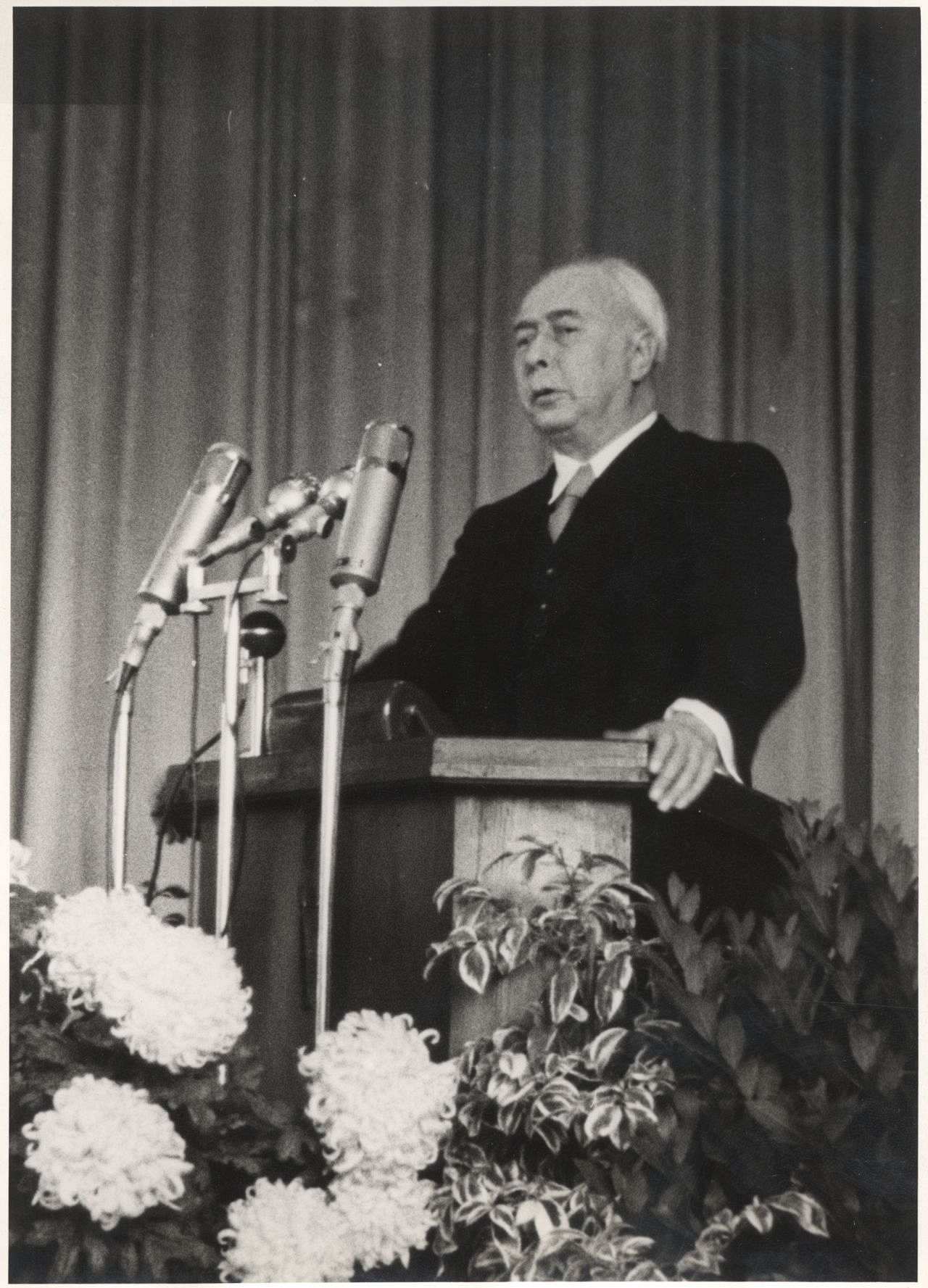 Bundespräsident Theodor Heuss bei einer Ansprache auf einer Gedenkfeier des VDI (Verein Deutscher Ingenieure) anläßlich des 75-jährigen Jubiläums des Otto-Motors, 1953. 