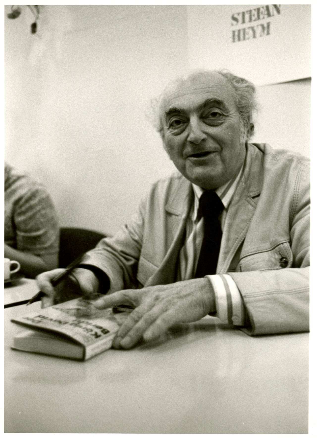 Fotografie von Stefan Heym während einer Lesung, 1976.