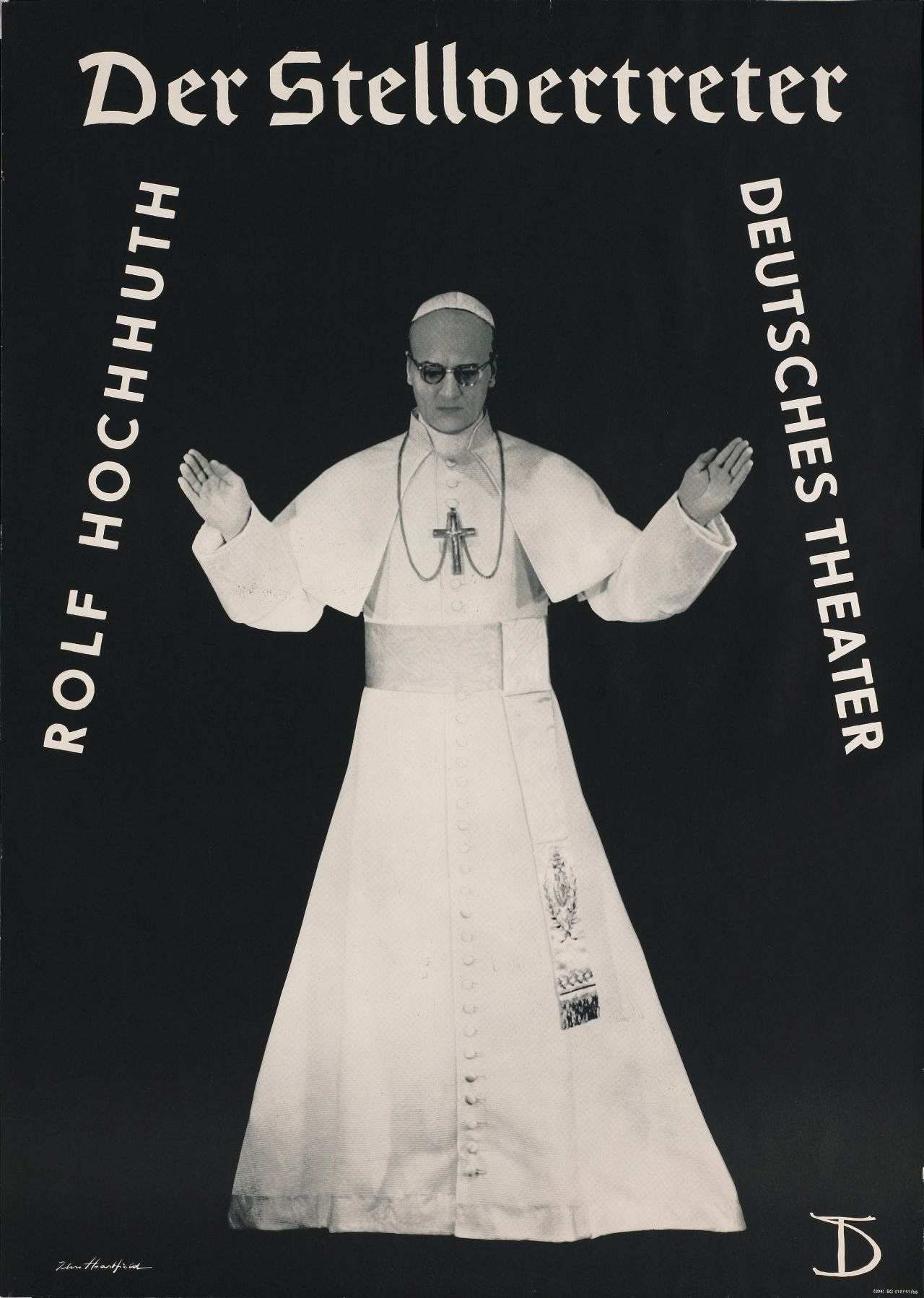 Das Plakat kündigt die Aufführung des Stückes Der Stellvertreter von Rolf Hochhuth im Deutschen Theater, Berlin an: Vor schwarzem Hintergrund sieht man Papst Paul VI. mit segnend ausgebreiteten Armen stehen (s/w). Die Überschrift lautet Der Stellvertreter. Am linken Rand steht schräg: Rolf Hochhuth (weiß), am rechten: Deutsches Theater (weiß). In der unteren linken Ecke steht die gedruckte Signatur Heartfields, unten rechts die Abkürzung DT für Deutsches Theater.