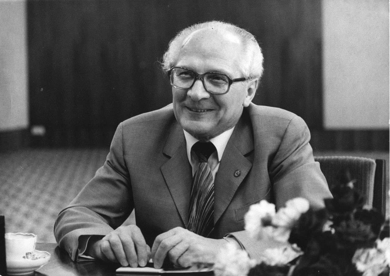 Porträt des sitzenden Erich Honecker, aufgenommen während eines Interviews.