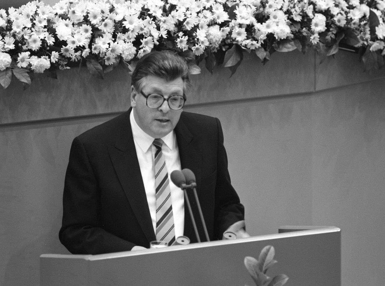 Philipp Jenninger während einer Rede im Deutschen Bundestag in der Gedenkveranstaltung zum 50. Jahrestag der Pogromnacht
