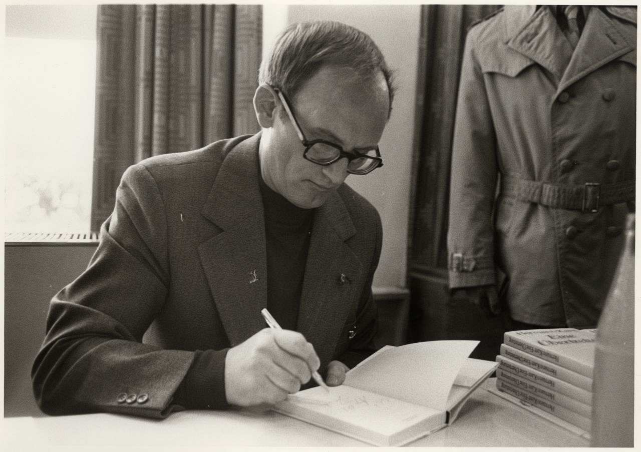 Hermann Kant auf einem Buchbasar in der Kongresshalle auf dem Berliner Alexanderplatz, 1976.