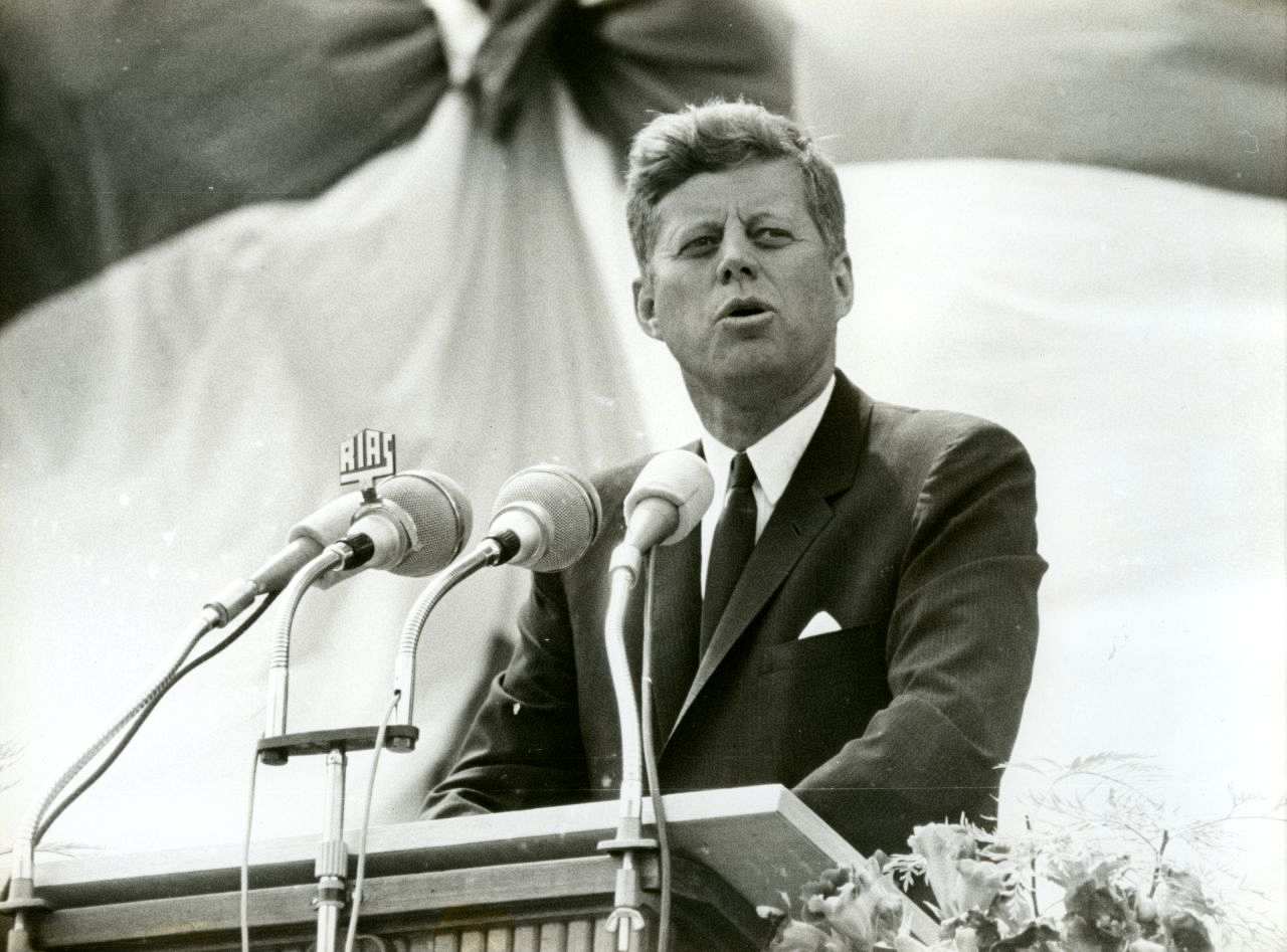 Fotografie von John F. Kennedy seiner Rede vor mehr als 450.000 Berlinern auf dem Platz vor dem Schöneberger Rathaus in Berlin 1963. Während der Rede fiel der bedeutende Satz 