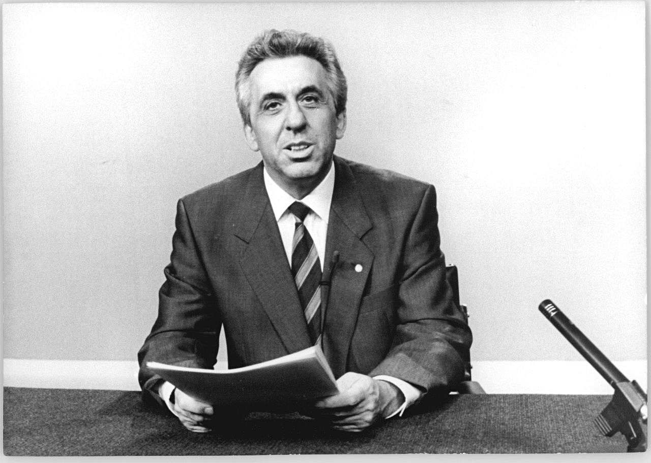 Der Vorsitzende des Staatsrates der DDR und Generalsekretär des ZK der SED, Egon Krenz, bei einer Fernsehansprache, 1989.