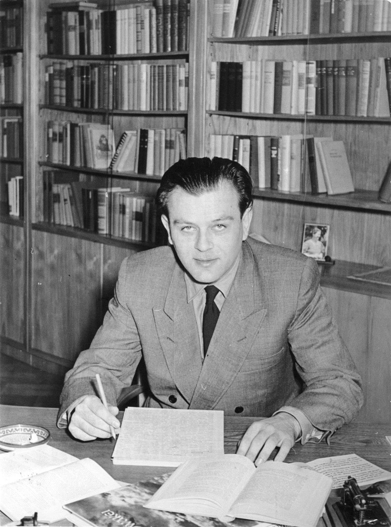 Der DDR-Schriftsteller Erich Loest am Schreibstisch, 1955.