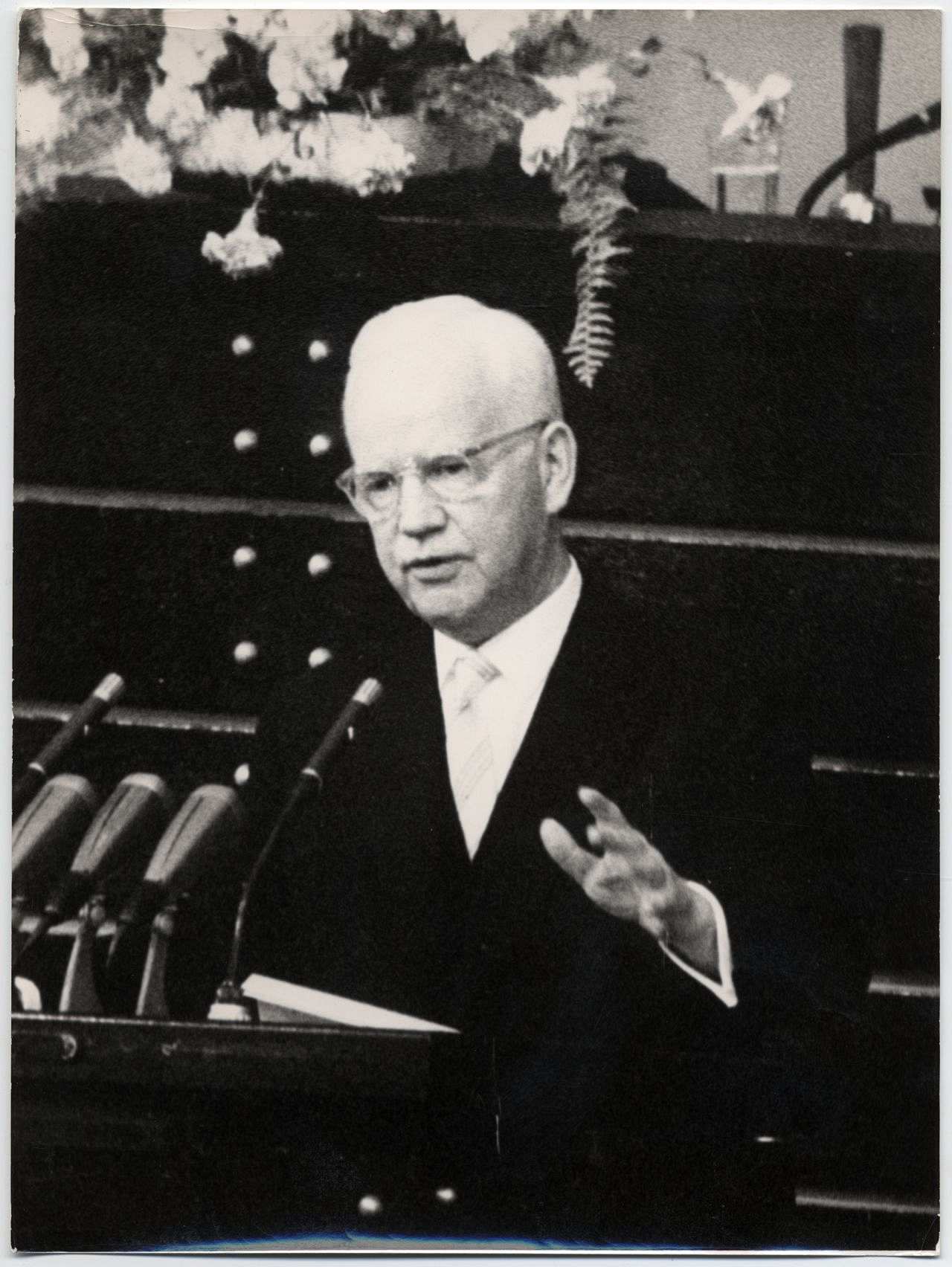 Heinrich Lübke bei seiner Rede im Deutschen Bundestag nach der Vereidigung zum Bundespräsidenten, 1959.