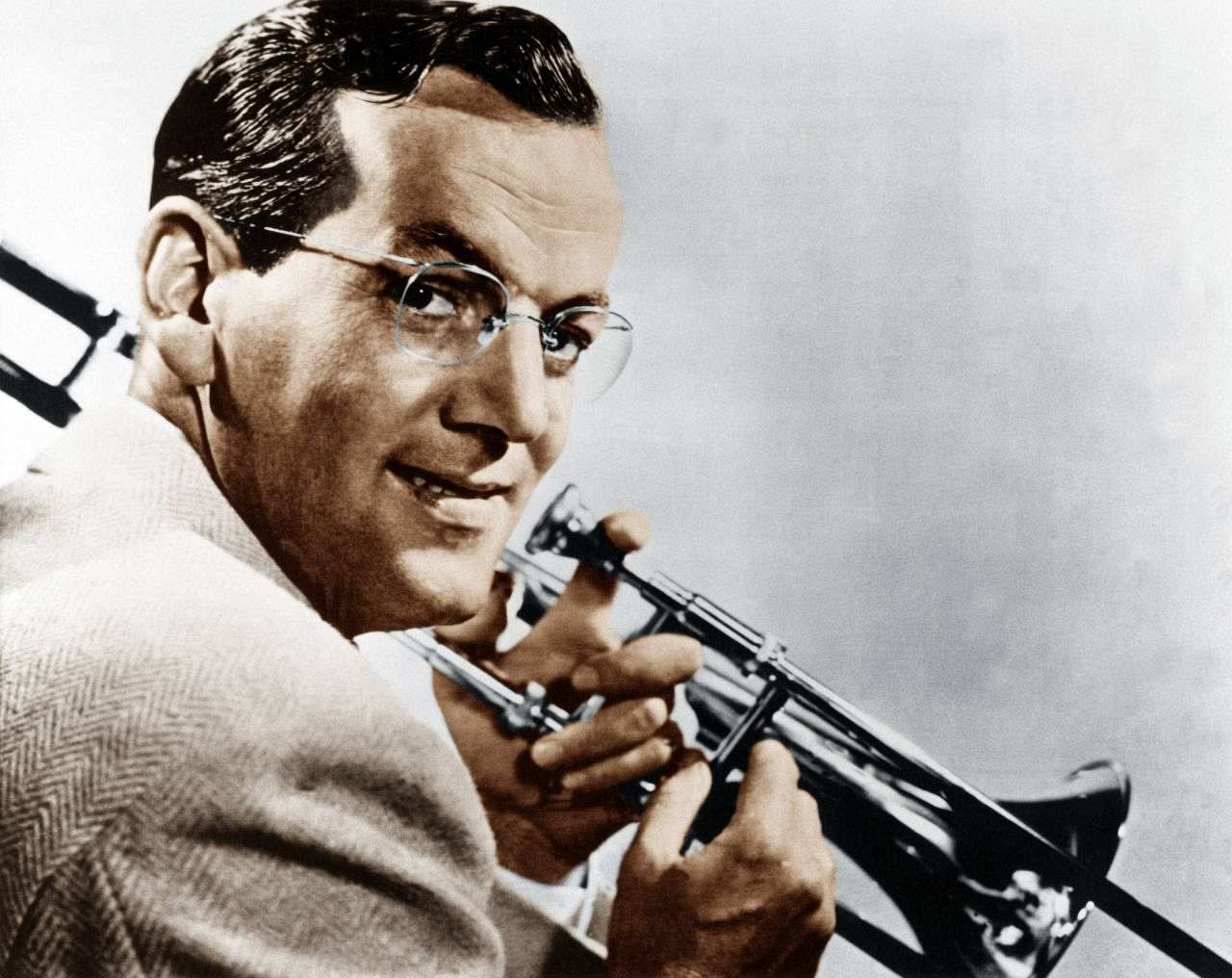 Porträt des bekannten Jazz-Musikers und Komponisten Glenn Miller mit Posaune.