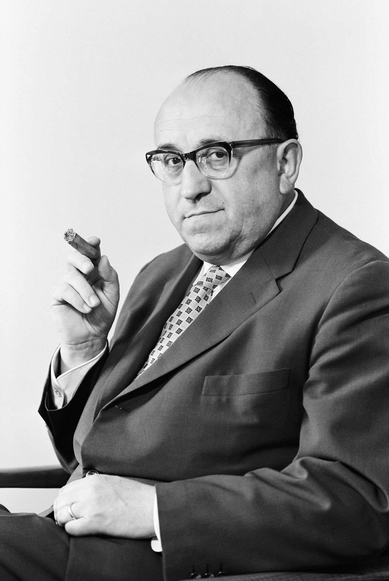 Alfred Müller-Armack, Staatssekretär im Bundesministerium für Wirtschaft, mit Zigarre, 1959.