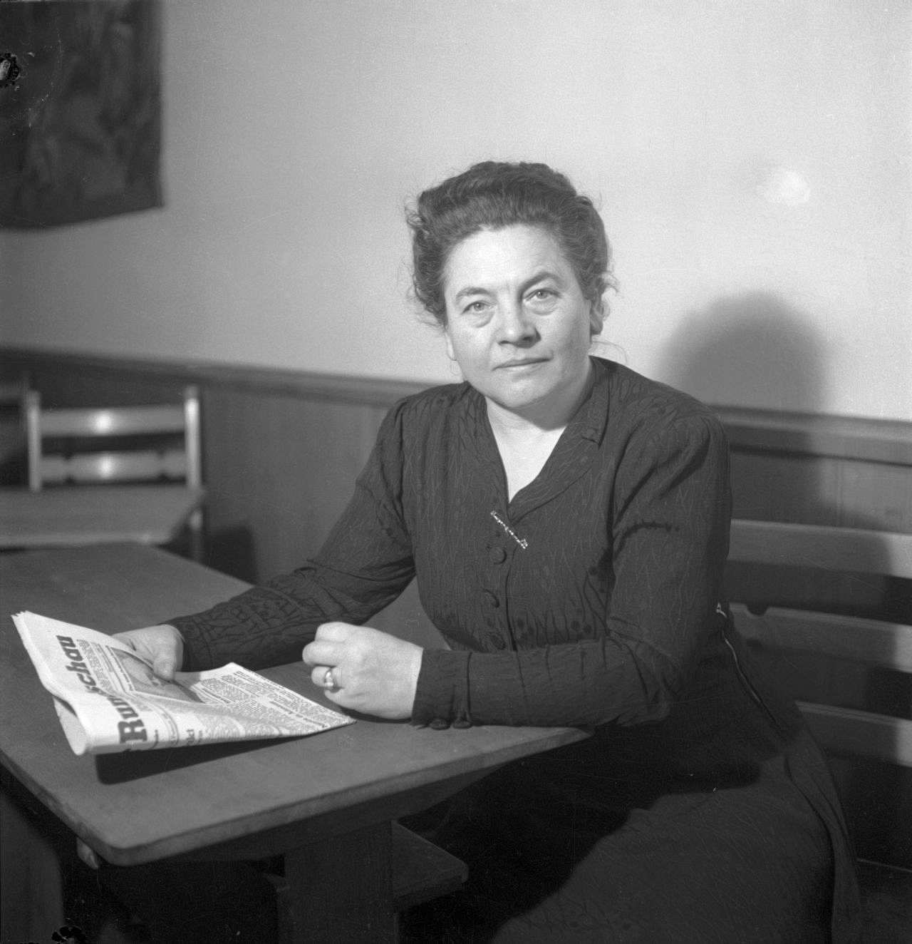 Friederike Nadig, SPD, beim Zeitunglesen.