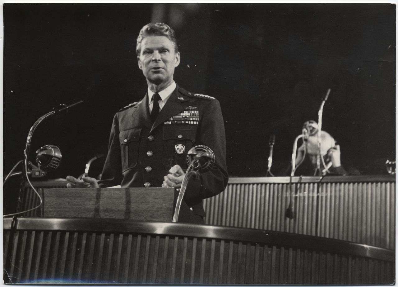 General Lauris Norstad, Kommandeur aller NATO-Luftstreitkräfte, während einer Rede 1952.