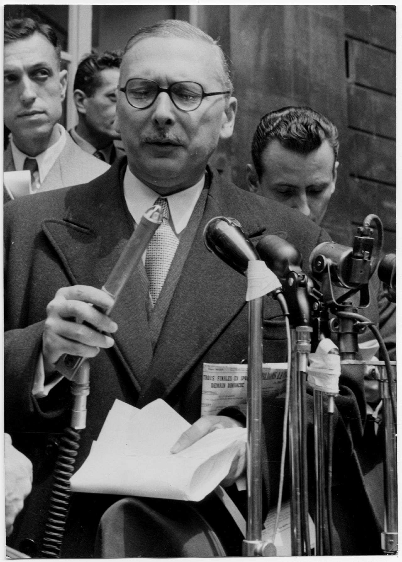 Der französische Politiker René Pleven vor der Presse, 1957.