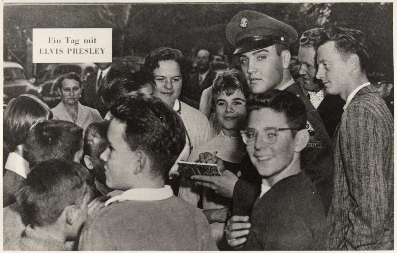 Elvis Presley während seiner Wehrdienstzeit in Deutschland 1958