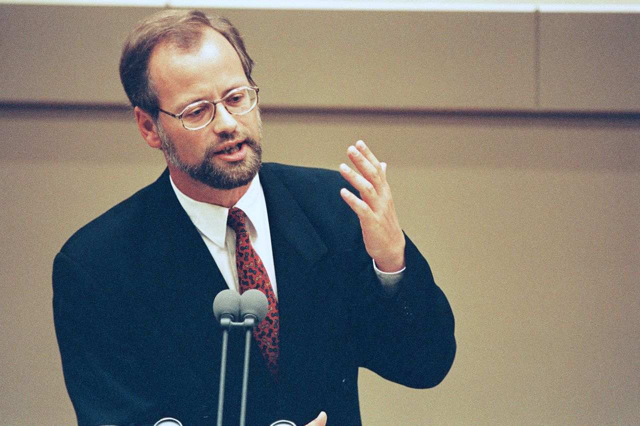 Rudolf Scharping, SPD-Parteivorsitzender, beteiligt sich im Bundestag an der Debatte über den Haushalt 1994.