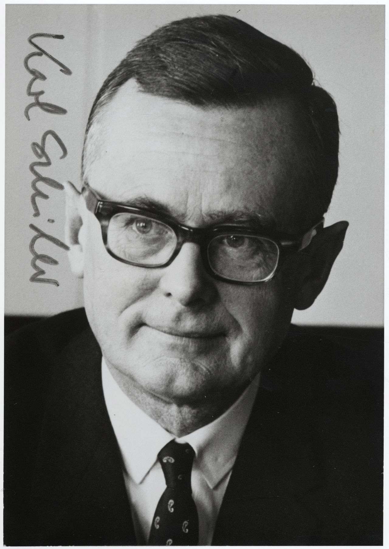 Signiertes Porträtfoto von Karl Schiller, Minister für Wirtschaft in der Großen Koalition unter Bundeskanzler Kiesinger (1966-1969).