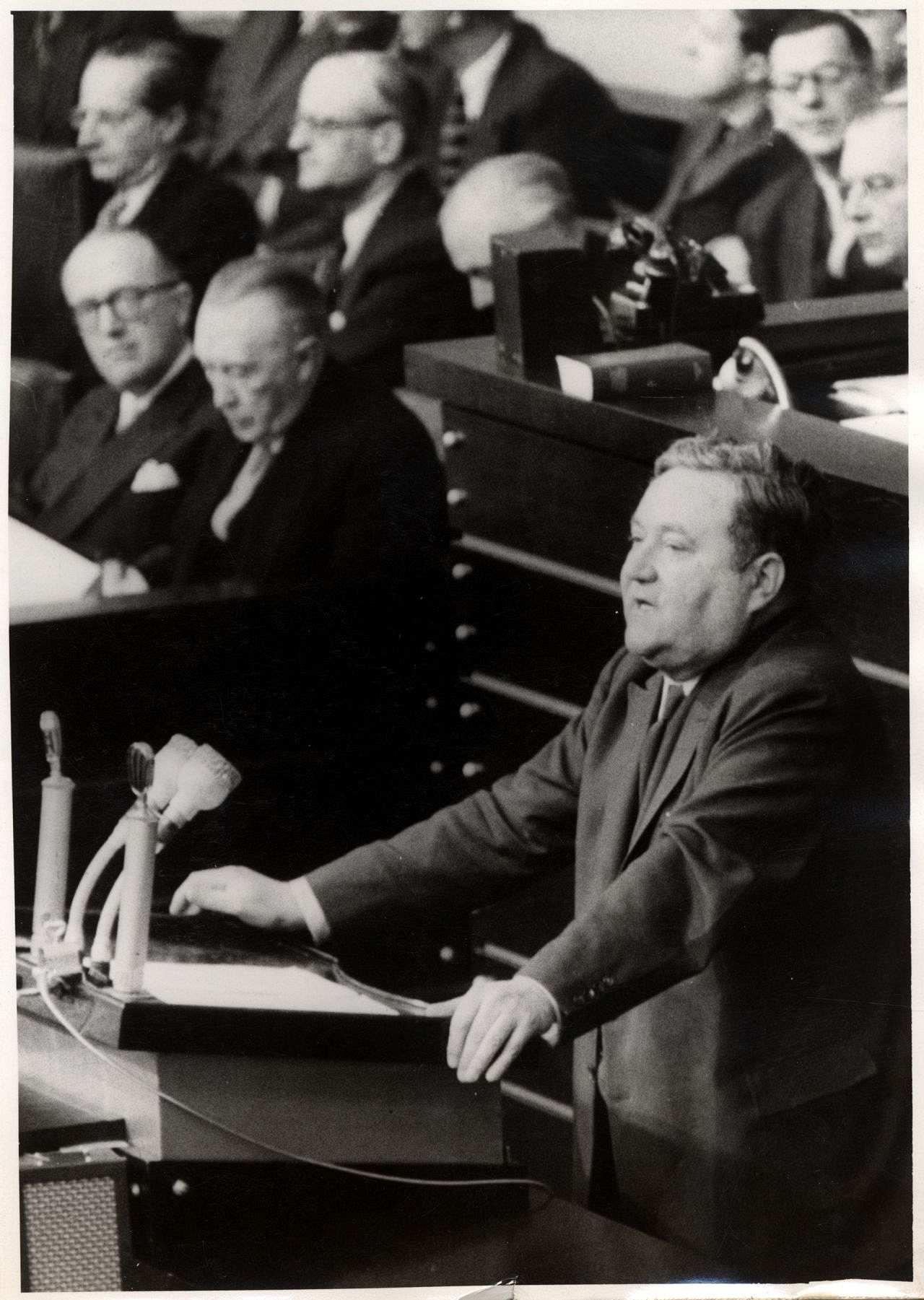 Fotografie von Carlo Schmid während einer Rede vor dem deutschen Bundestag, 1954.