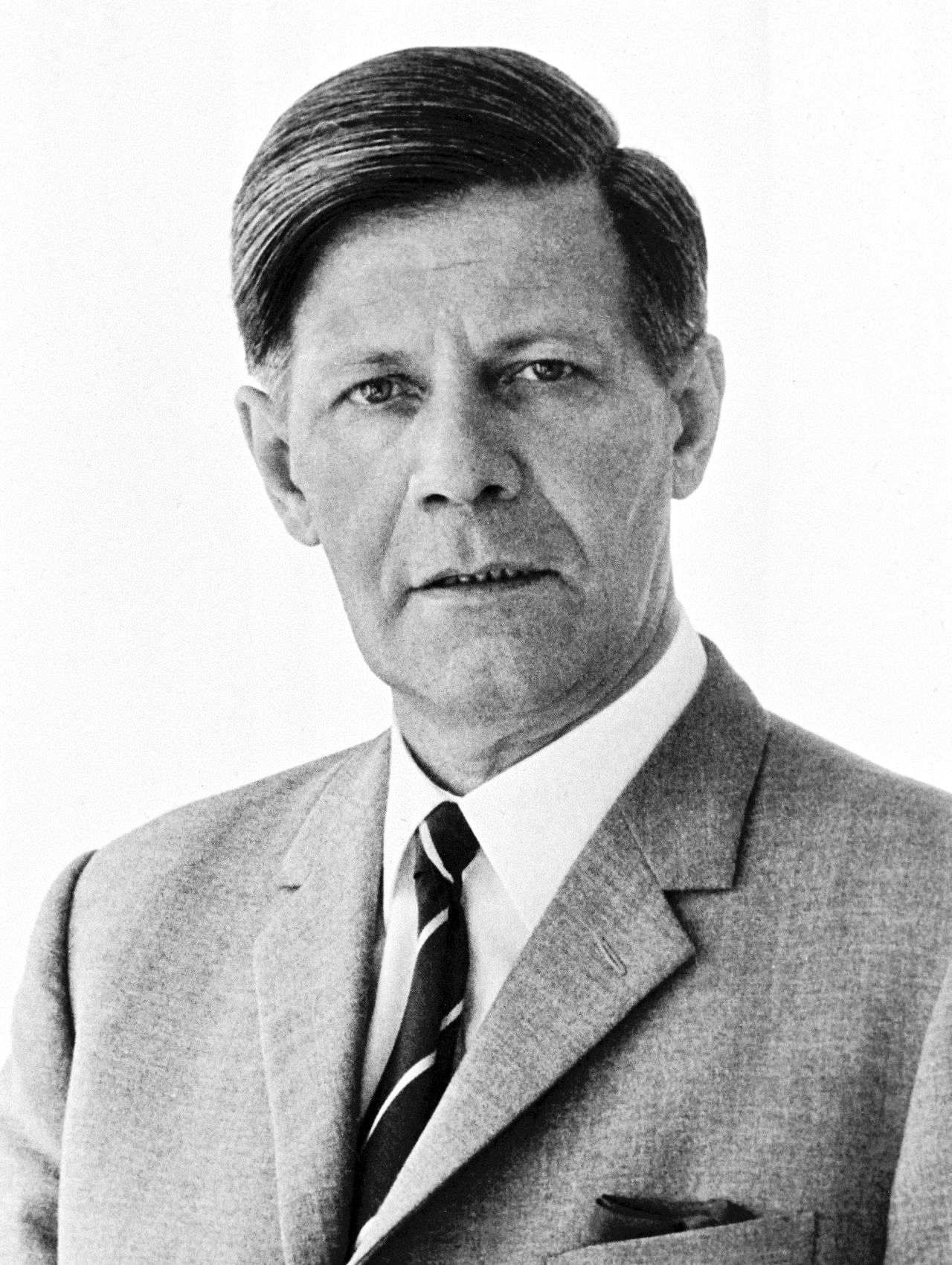 Offizielles Porträt von Helmut Schmidt, Bundesminister der Verteidigung (1969-1972).