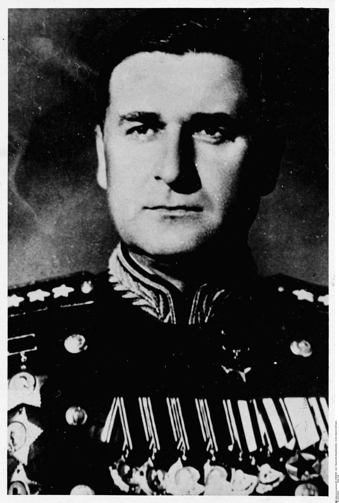 Porträt von Marschall Sokolowski. Wassilij D. Sokolowski ist Nachfolger Schukows und bis März 1949 Oberster Chef der SMAD. Er gilt als führender Militärtheoretiker.
