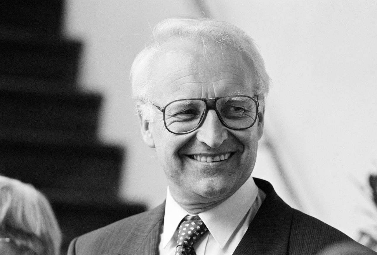 Bayerischer Ministerpräsident <b>Edmund Stoiber</b> bei einem Empfang in der ... - stoiber-edmund_foto_LEMO-F-6-107_bbst