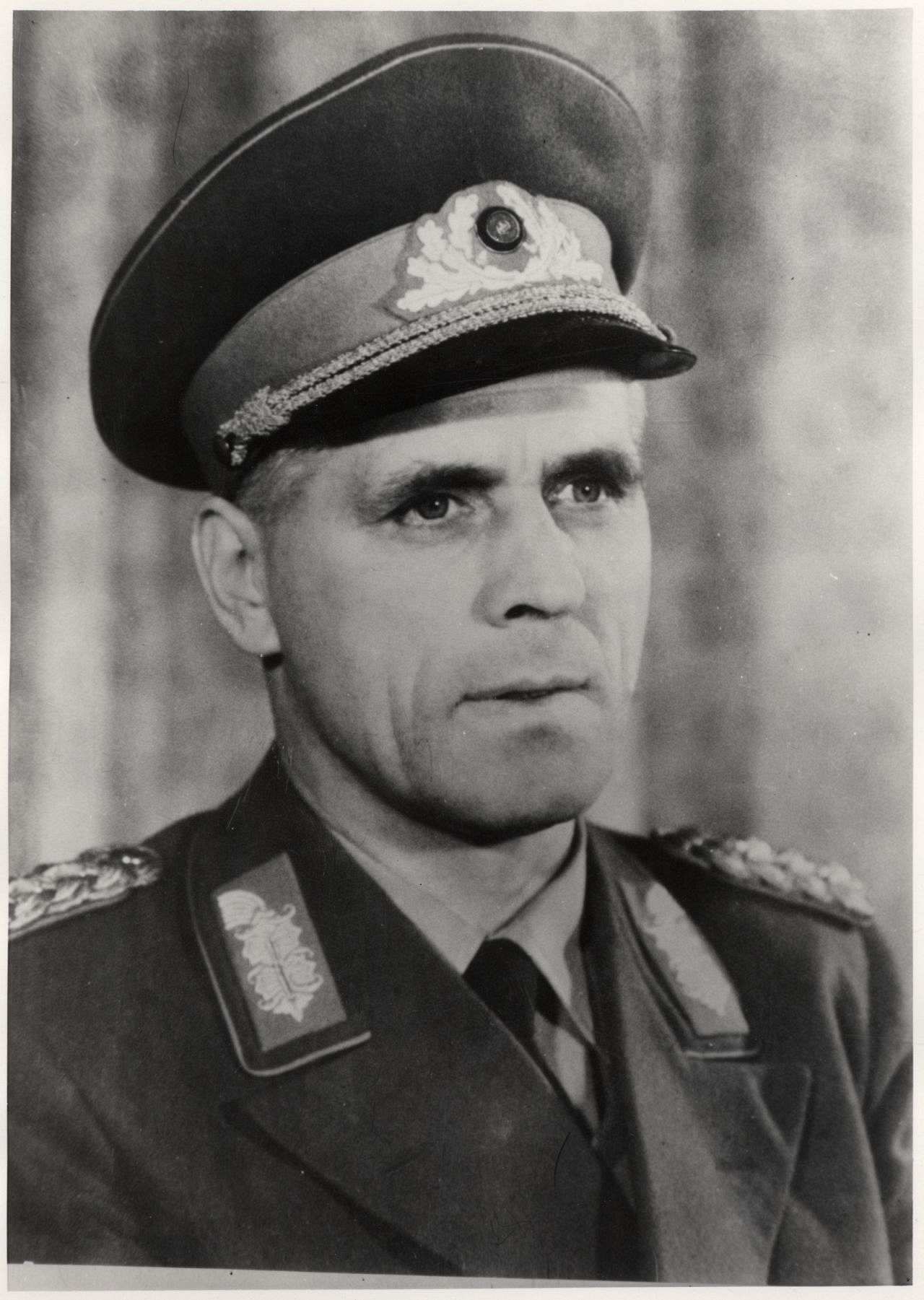 Porträtfoto von DDR-Generaloberst Willi Stoph, 1957.