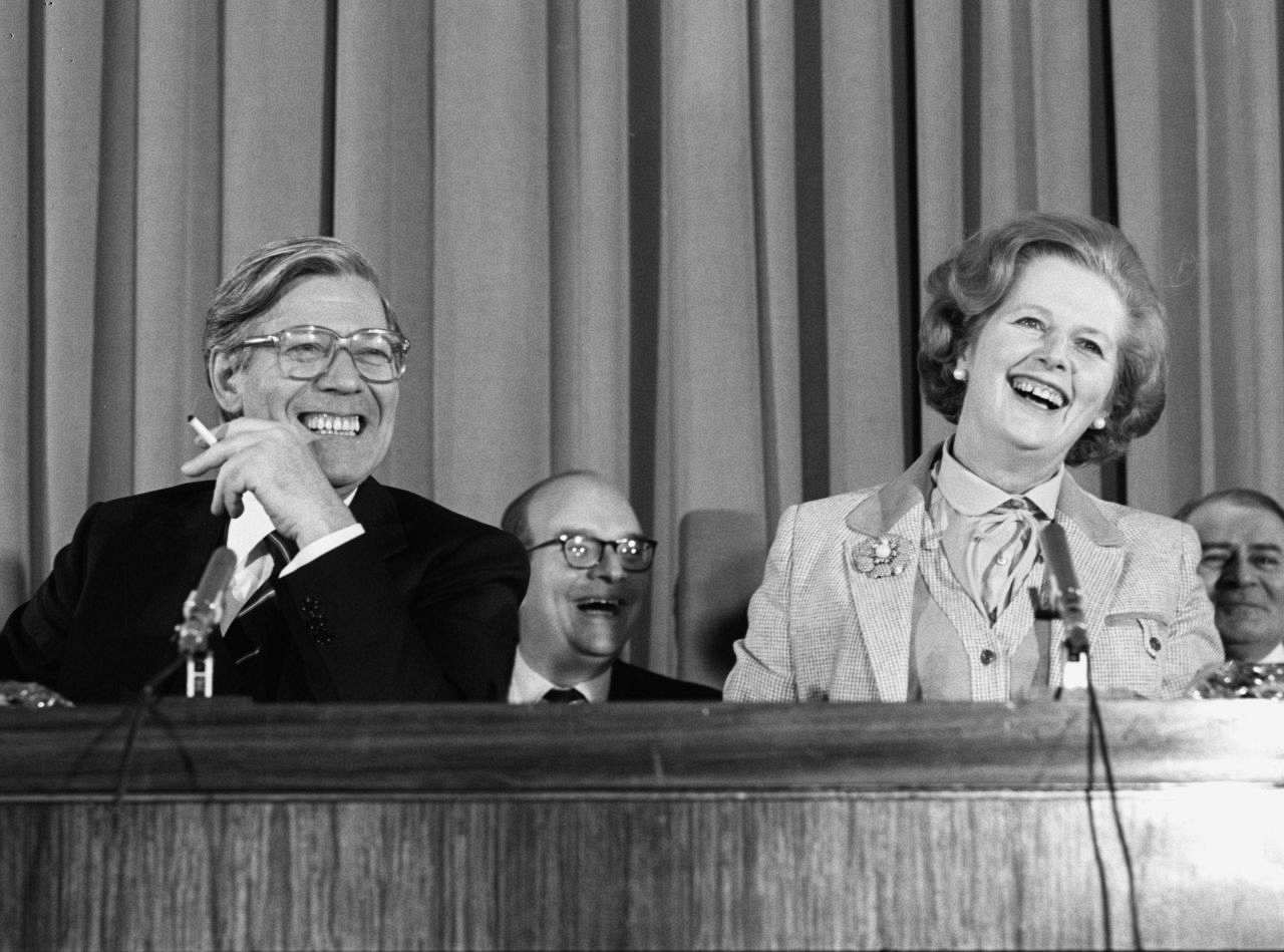 Bundeskanzler Helmut Schmidt und Premierministerin Margaret Thatcher während einer Pressekonferenz im Millbank Tower Cinema in London, 1979, lachend.