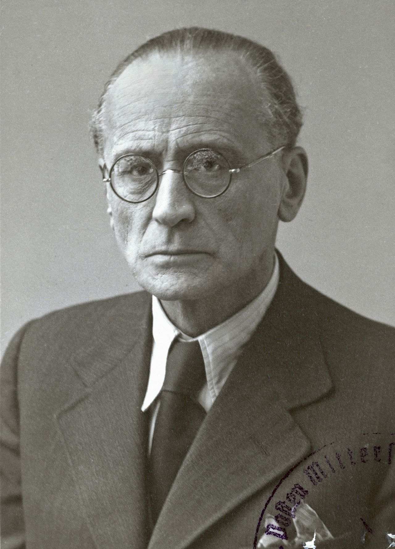 Porträtfotografie des österreichischen Komponisten Anton von Webern, 1945.
