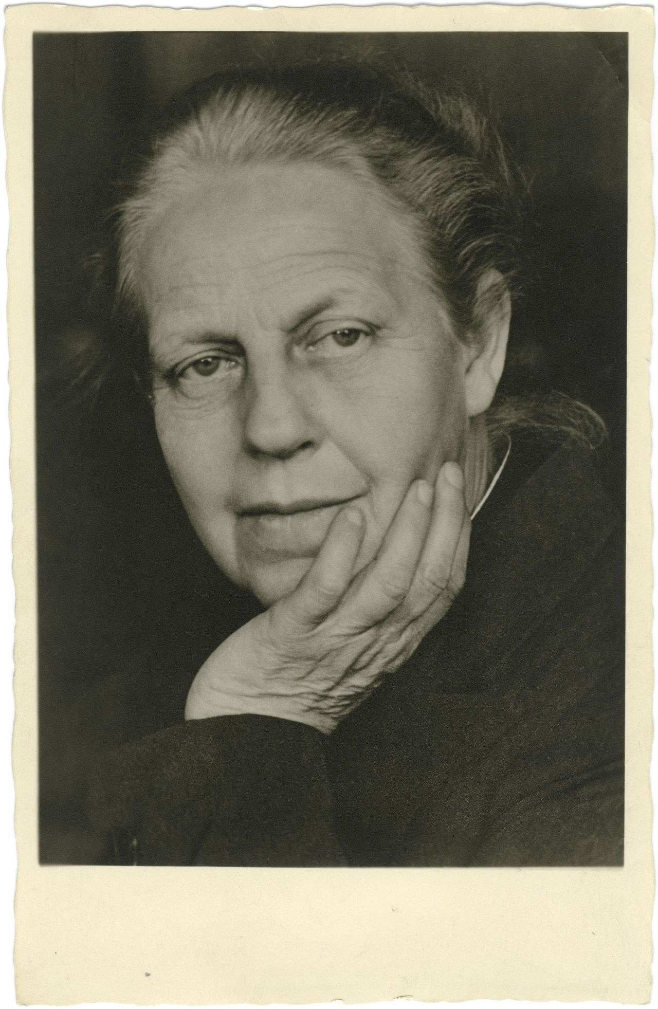 Kopfporträt der CDU-Politikern Helene Weber mit aufgestütztem Kinn, 1945 - 1962.