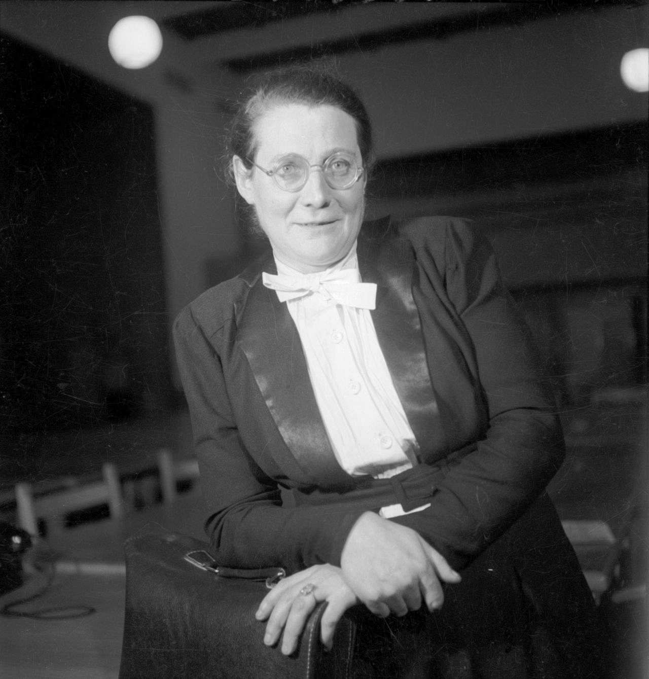 Porträtfotografie von Helene Wessel, Mitglied der Zentrumspartei und des Parlamentarischen Rates, 1948-49.